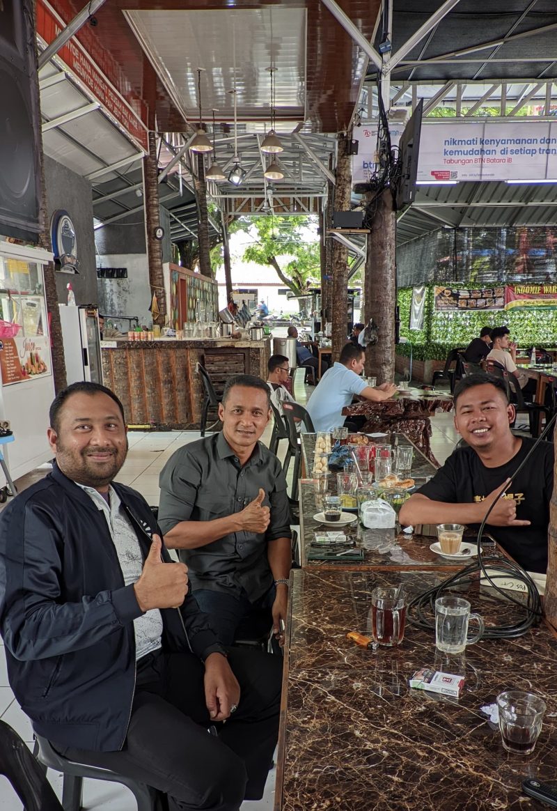 Nazaruddin, S.I.Kom, Ketua Umum Floorball Aceh sekaligus anggota DPRA, bersama pengurus Floorball Provinsi Aceh saat pertemuan di Warkop D'Pos Coffee, Banda Aceh, Selasa (26/11/2024). Pertemuan ini membahas langkah strategis untuk memajukan olahraga floorball di Aceh.