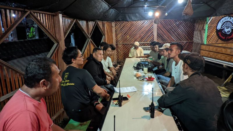 Suasana diskusi pembentukan Donya Archery di Perumahan Tiongkok, Aceh Besar. Ketua klub, Arifin bersama para pemuda setempat terlihat antusias menyusun rencana dan visi klub yang akan menjadi wadah pengembangan bakat panahan generasi muda.