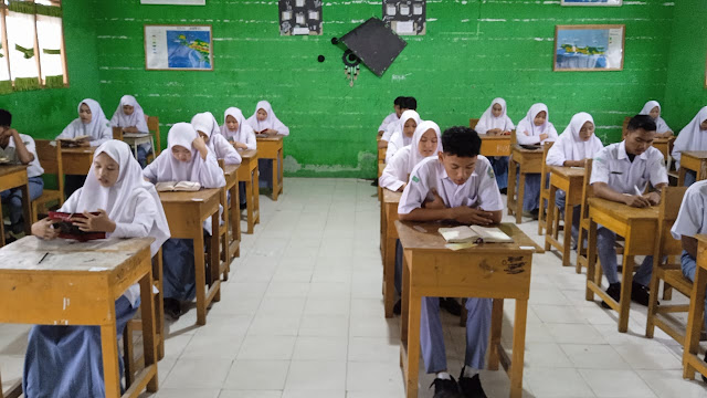 Siswa MAN Aceh Singkil khusyuk membaca Al-Qur'an selama 15 menit sebelum memulai ujian. Program rutin ini diharapkan membentuk kebiasaan positif dan meningkatkan fokus serta ketenangan siswa, Selasa (10/12/2024).