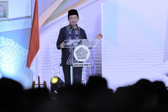 Menteri Agama Nasaruddin Umar sedang berpidato di atas podium pada acara peresmian Gedung Pusat Literasi Keagamaan Islam di Ciawi, Bogor, Jawa Barat, pada Rabu, 4 Desember 2024. Dalam pidatonya, beliau mengungkapkan temuan mengejutkan tentang tingginya angka umat Islam di Indonesia yang belum bisa membaca Alquran.