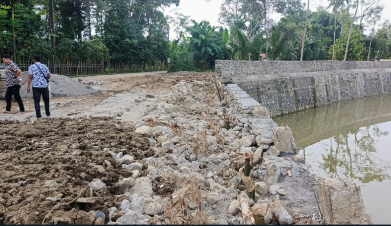 Sisa-sisa keruntuhan tanggul pengendali banjir Krueng Teupin Raya di Kecamatan Glumpang Tiga, Pidie. Proyek senilai Rp 19 miliar ini ambruk hanya sepekan setelah diserahterimakan, memicu kritik terkait kualitas konstruksi.