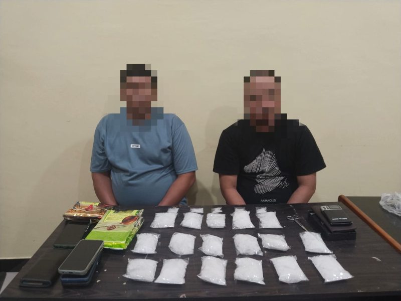 dua pria yang ditangkap oleh polisi di sebuah SPBU di kawasan Manyakpayed, Aceh Tamiang, karena terlibat dalam transaksi narkoba. Polisi berhasil mengungkap dan menyita lebih dari 1,7 kg sabu-sabu dari kedua tersangka setelah melakukan penggeledahan di beberapa lokasi