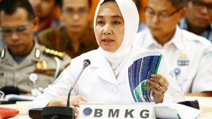 Kepala BMKG Dwikorita Karnawati saat memberikan keterangan terkait prakiraan cuaca malam tahun baru. Meski diprediksi aman dari cuaca ekstrem, masyarakat diimbau tetap waspada terhadap perubahan atmosfer mendadak
