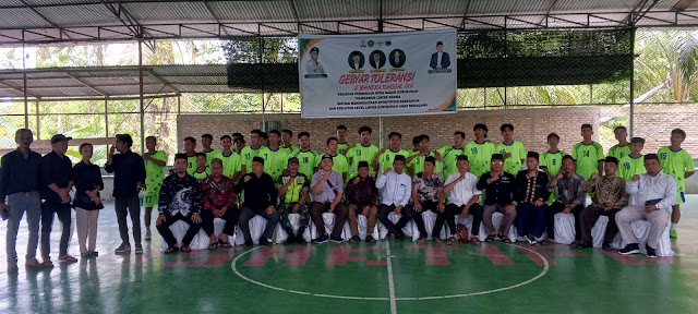 Suasana turnamen futsal lintas agama yang digelar dalam acara Gebyar Toleransi dan Bhineka Tunggal Ika di Desa Sukamakmur, Kecamatan Gunung Meriah, Aceh Singkil. Kegiatan ini dihadiri oleh berbagai tokoh masyarakat dan melibatkan pemuda dari berbagai latar belakang agama untuk mempererat kerukunan umat beragama.