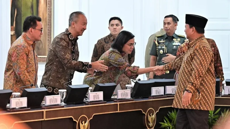 Presiden Prabowo Subianto bersama Menteri Keuangan Sri Mulyani Indrawati dan pejabat terkait dalam rapat Tutup Kas APBN Tahun 2024. Meski menghadapi tantangan global, pengelolaan keuangan negara tetap terjaga dengan hati-hati dan bijaksana