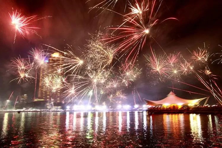Pengunjung memadati kawasan Ancol pada malam pergantian tahun, menikmati berbagai pertunjukan spektakuler seperti drone light show dan penampilan musisi ternama untuk merayakan Tahun Baru 2025