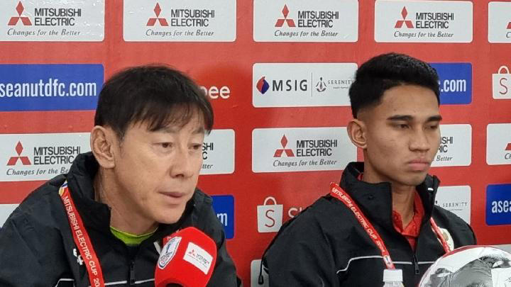 Pelatih Timnas Indonesia, Shin Tae Yong, memberikan komentarnya setelah pertandingan Piala AFF 2024 melawan Laos di Stadion Manahan, Solo, Kamis (12/12). Shin Tae Yong mengungkapkan kekecewaannya atas kesalahan umpan yang menyebabkan timnya kebobolan dan berakhir dengan hasil imbang 3-3
