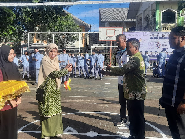 Kepala Madrasah MAN 4 Aceh Besar, Munzir, S.Pd., M.Pd., resmi membuka Eskul Competition VI di hadapan siswa dan peserta ekstrakurikuler. Acara ini diharapkan menjadi wadah kreativitas dan prestasi siswa, Rabu (11/12/2024)