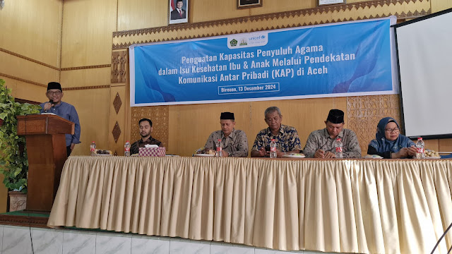 Suasana pelatihan penguatan kapasitas penyuluh agama di Aula Kantor Kemenag Bireuen, Jumat (13/12/2024). Kegiatan ini melibatkan 30 peserta dan menghadirkan narasumber dari Kemenag, UNICEF, IDAI, dan Dinas Kesehatan untuk mendukung edukasi kesehatan keluarga.