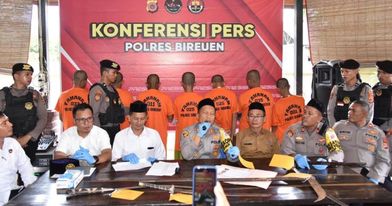 Polisi menunjukkan barang bukti senjata tajam yang diamankan dari tujuh remaja pelaku tawuran di Kecamatan Kuta Blang, Bireuen. Para pelaku kini terancam hukuman hingga 10 tahun penjara.
