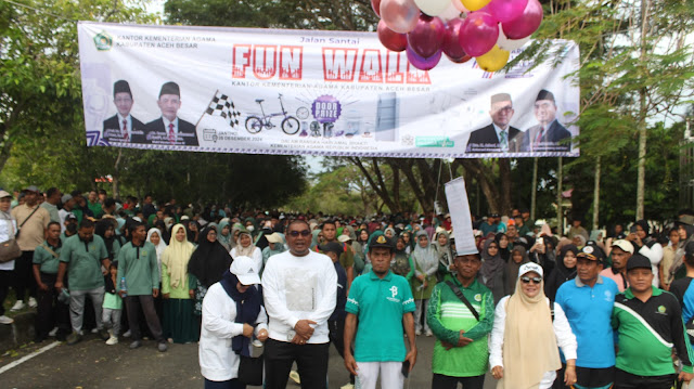 Ribuan peserta memadati ruas jalan di Jantho saat mengikuti kegiatan Jalan Santai HAB ke-79 Kemenag Aceh Besar. Suasana meriah terlihat dari antusiasme peserta, mulai dari ASN, masyarakat umum, hingga anak-anak yang ikut memeriahkan acara.