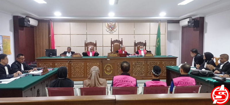 Kelima terdakwa kasus korupsi Monumen Samudera Pasai saat menjalani sidang di Pengadilan Negeri Tindak Pidana Korupsi Banda Aceh, sebelum putusan Mahkamah Agung membatalkan vonis bebas mereka.
