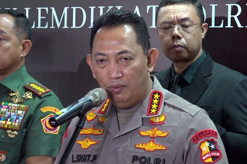 Kapolri Jenderal Listyo Sigit Prabowo memimpin video conference untuk memastikan kesiapan Pelabuhan Merak dalam menghadapi libur Natal dan Tahun Baru 2025, termasuk SOP penyelamatan penumpang dan pengaturan tiket