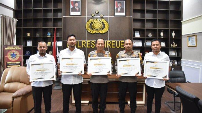 Kapolres Bireuen AKBP Jatmiko SH MH bersama jajaran menerima piagam penghargaan dari anggota Komisi III DPR RI, Drs H M Nasir Djamil MSi, atas keberhasilan Polres Bireuen mengungkap kasus besar, termasuk tindak kriminalitas dan peredaran narkoba