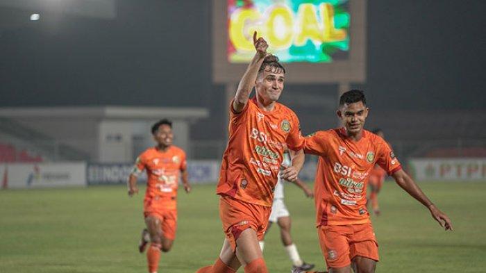 Persiraja Banda Aceh merayakan kemenangan dramatis 2-1 atas PSMS Medan dalam derbi Sumatera yang berlangsung sengit di Stadion Baharuddin Siregar, Lubuk Pakam.