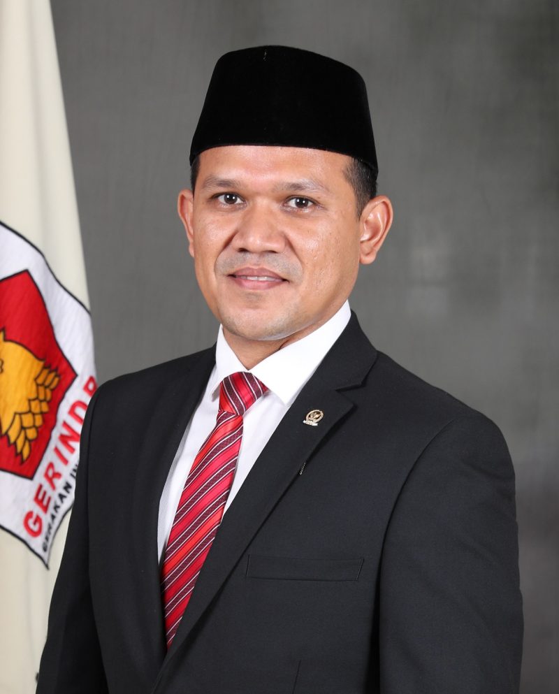 Foto ini menampilkan Fadhlullah, Wakil Gubernur Terpilih Aceh 2024, yang sebelumnya menjabat sebagai Anggota DPR RI. Dengan latar belakang politik yang kuat, Fadhlullah dikenal sebagai sosok yang berhasil meraih kemenangan dalam Pilkada 2024 bersama Muzakir Manaf. Dalam foto ini, Fadhlullah terlihat memancarkan aura kepemimpinan yang siap untuk membawa perubahan bagi Provinsi Aceh.