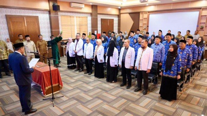 Gubernur Aceh Qohar saat melantik 45 pejabat fungsional di lingkungan Pemerintah Aceh. Momentum ini diharapkan menjadi awal kontribusi maksimal para PNS demi kemajuan daerah