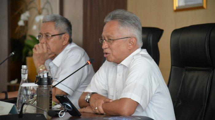 Prof. Sumaryanto bersama jajaran Majelis Wali Amanat UNY usai ditetapkan sebagai Rektor UNY periode 2025-2030 dalam sidang pleno yang dihadiri Mendikti Saintek
