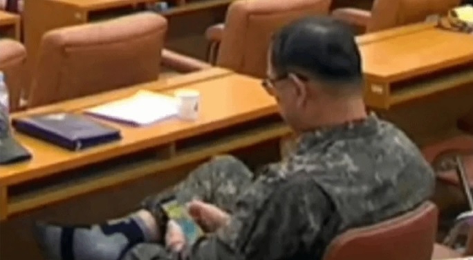 Mayor Jenderal AU Korsel tertangkap kamera sedang bermain gim di ponselnya selama jeda rapat darurat parlemen, memicu kritik tajam dari publik dan anggota parlemen.