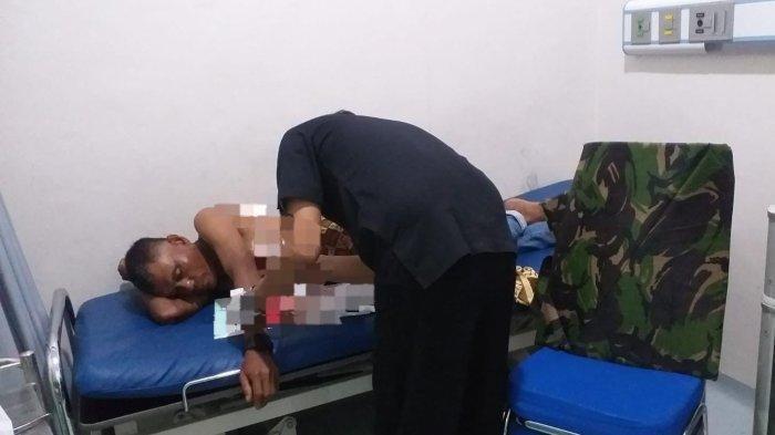 Mawardi (47), korban pembacokan yang terjadi di sebuah warung kopi di Gampong Beurangong, Kuta Baro, Aceh Besar, terbaring di rumah sakit setelah mengalami luka serius di tangan, punggung, dan bahu akibat serangan golok yang dilakukan oleh NS alias Sigam Ubit pada Kamis malam, 12 Desember 2024.