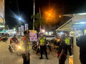 Petugas Polda Aceh sedang melaksanakan patroli di kawasan keramaian untuk memastikan keamanan dan ketertiban selama malam pergantian tahun. Polda Aceh mengimbau masyarakat untuk bekerja sama menjaga Kamtibmas