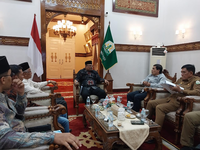 Rektor UIN Ar-Raniry Prof. Dr. Mujiburrahman bersama Pj Gubernur Aceh Dr. Safrizal ZA saat membahas persiapan Aceh International Forum 2024 di Pendopo Gubernur Aceh, Senin malam (2/12/2024).