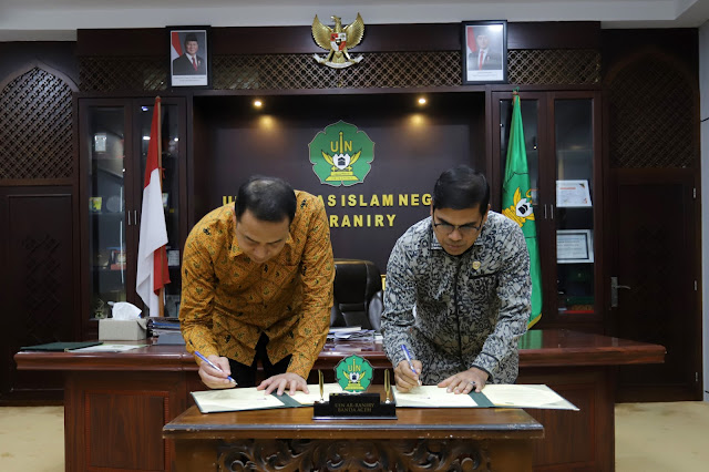 Rektor UIN Ar-Raniry, Prof. Dr. Mujiburrahman, bersama Rektor Universitas Abulyatama, R. Agung Efriyo Hadi, sedang melakukan penandatanganan Memorandum of Understanding (MoU) sebagai langkah awal dalam memperkuat kerja sama akademik antara kedua perguruan tinggi, yang bertempat di ruang kerja Rektor UIN Ar-Raniry pada Jumat (6/12/2024)