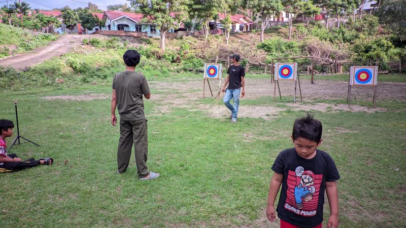 Pengurus Donya Archery sedang melakukan survey lapangan di komplek perumahan Indonesia-Tiongkok pada 8 Desember 2024. Ketua klub, Arifin, memimpin peninjauan lokasi yang akan digunakan untuk latihan panahan dan cabang olahraga lainnya.