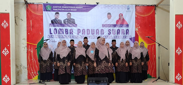 Salah satu regu peserta dari madrasah di Aceh Besar tengah mempraktikkan gerakan Obade dengan penuh semangat dalam perlombaan memperingati HAB ke-79 Kementerian Agama.