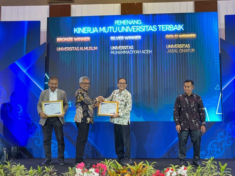 Rektor Unmuha, Dr. Aslam Nur, MA, bersama jajaran pimpinan universitas menunjukkan trofi penghargaan yang diraih dalam ajang LLDikti Wilayah XIII Aceh Award 2024, di Hermes Palace Hotel, Banda Aceh.