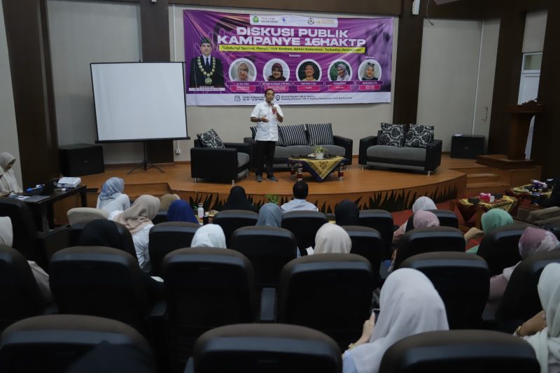 Para narasumber bersama panitia dan peserta diskusi publik Kampanye 16 Hari Anti Kekerasan Terhadap Perempuan di UIN Ar-Raniry, Banda Aceh, menunjukkan komitmen bersama untuk melindungi korban dan mengakhiri kekerasan terhadap perempuan.