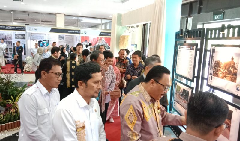 Kalaksa BPBD Aceh Besar, Ridwan Jamil, S.Sos, M.Si, bersama Plt. Kepala ANRI, Imam Gunarto, meninjau Pameran Arsip Statis dalam rangka Peringatan Dua Dekade Tsunami Aceh di Gedung AAC Dayan Dawood, Universitas Syiah Kuala, Banda Aceh, Rabu (11/12/2024)