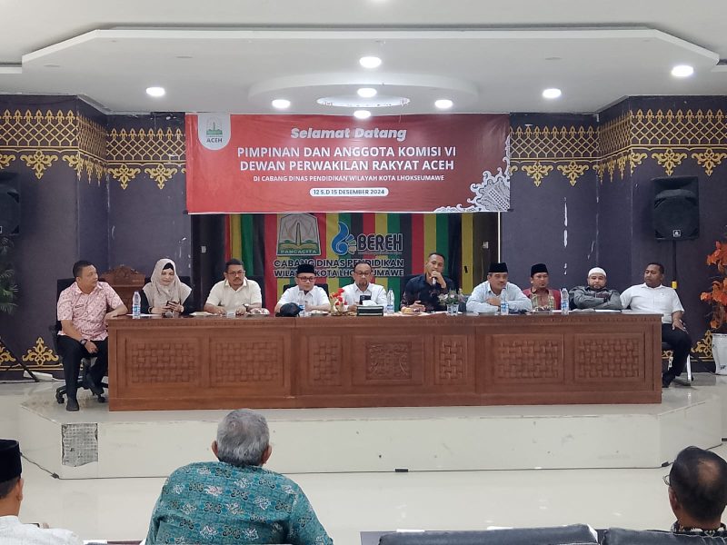 Ketua Komisi VI DPRA, Nazaruddin, S.I.Kom (Tgk Agam), bersama Kacabdin Pendidikan Kota Lhokseumawe, Supriadi, S.Pd., M.Pd., dan Kabid Sarana dan Prasarana Dinas Pendidikan Aceh, Sya'baniar, saat memimpin rapat koordinasi dengan kepala sekolah dan pengawas di Aula Kacabdin Pendidikan Lhokseumawe. Acara ini bertujuan meningkatkan sinergi antar pihak terkait demi mutu pendidikan yang lebih baik.