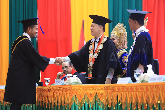 Rektor Universitas Syiah Kuala (USK), Prof. Dr. Ir. Marwan (kiri), bersama Dekan Fakultas Keguruan dan Ilmu Pendidikan (FKIP) USK, Dr. Drs. Syamsulrizal, M.Kes (kanan), dalam prosesi wisuda PPG Prajabatan Gelombang ke-3, angkatan keempat tahun akademik 2023/2024. Keduanya memberikan sambutan dan ucapan selamat kepada para lulusan yang telah berhasil menyelesaikan program pendidikan profesi guru.