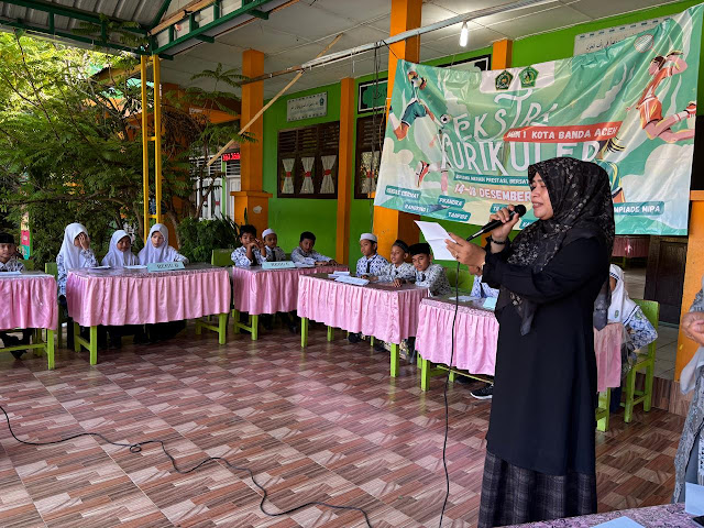 Suasana Pekan Ekstrakurikuler di MIN 1 Banda Aceh, yang berlangsung dari 10 hingga 14 Desember 2024, dengan berbagai perlombaan dan kegiatan yang melibatkan siswa dalam pengembangan bakat dan kreativitas mereka. Kegiatan ini bertujuan untuk membangun semangat kebersamaan dan mencetak generasi muda yang berprestasi.