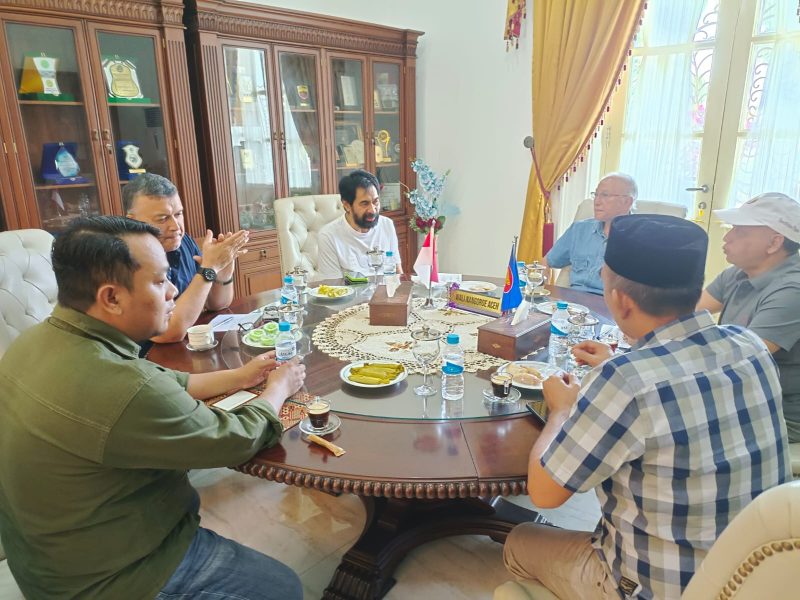 Wali Nanggroe Aceh, Malik Mahmud Al-Haythar, memberikan pesan penting kepada pasangan calon gubernur dan wakil gubernur Aceh terpilih, Muzakir Manaf (Mualem) dan Fadhullah (Dek Fadh), di Meuligoe Wali Nanggroe pada 15 Desember 2024.