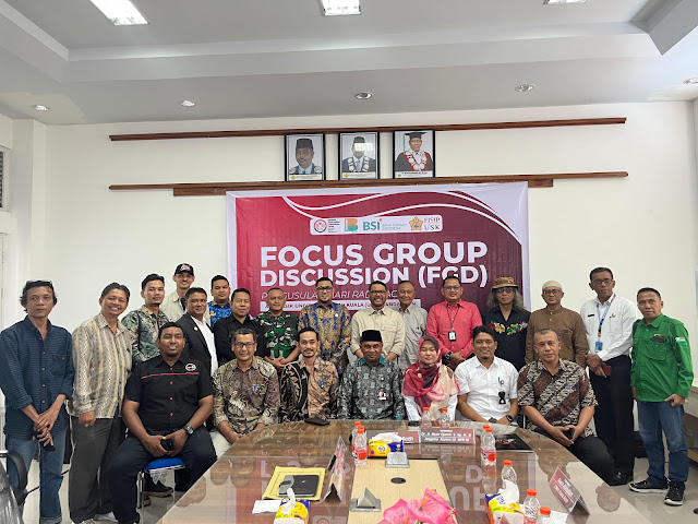 Para peserta dan tokoh terkait foto bersama usai Forum Group Discussion (FGD) yang digelar oleh KPI Aceh, di Aula FISIP Universitas Syiah Kuala, Banda Aceh, pada 17 Desember 2024. Kegiatan ini mengusulkan penetapan 20 Desember sebagai Hari Radio Aceh untuk mengapresiasi peran Radio Rimba Raya dalam sejarah kemerdekaan Indonesia.