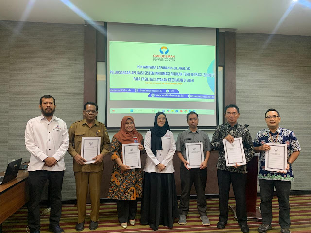 Para peserta dan perwakilan instansi terkait foto bersama usai penyerahan hasil kajian cepat Ombudsman RI Perwakilan Aceh tentang tata kelola layanan rujukan pasien, di Banda Aceh, Senin (16/12/2024).