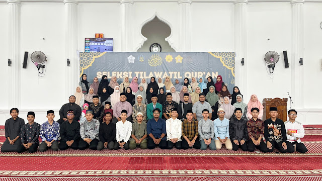 Para peserta dan panitia Seleksi Tilawatil Quran (STQ) USK 2024 berfoto bersama di Masjid Jamik Darussalam, Banda Aceh, Selasa (17/12/2024). Kegiatan ini diikuti 128 mahasiswa dari berbagai cabang lomba sebagai persiapan menuju MTQ Mahasiswa Nasional 2025