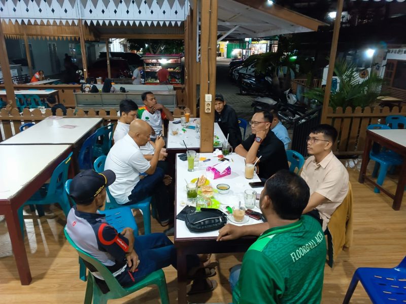 Pengurus Floorball Aceh Besar bersama anggota DPRK Zulkarnen dan Satria Maulana, usai pertemuan strategis di Solong Kopi, Ulee Kareng, Banda Aceh, Senin malam (30/12/2024)