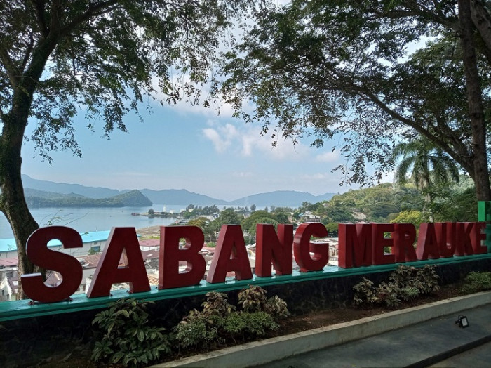 suasana di Kota Sabang menjelang malam pergantian tahun, di mana Forkopimda Sabang mengimbau masyarakat untuk tidak merayakan tahun baru. Sebagai bentuk komitmen dalam menjaga ketertiban dan nilai-nilai syariat Islam, berbagai kegiatan yang bertentangan dengan adat dan agama, seperti pesta kembang api dan pergaulan bebas, dilarang keras. Personel TNI/Polri dan Satpol PP siap melakukan patroli untuk memastikan kepatuhan masyarakat dan pelaku usaha terhadap imbauan tersebut