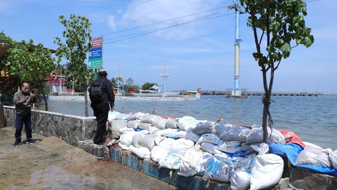 Banjir rob menggenangi kawasan pesisir Jakarta Utara, termasuk Taman Impian Jaya Ancol, yang tetap beroperasi meskipun terendam air laut