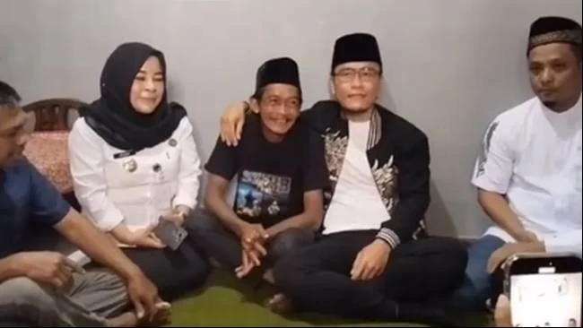 Gus Miftah Menghadapi Sorotan: Kunjungan ke Pedagang Es Teh Sunhaji di Magelang! Apakah langkah ini cukup untuk meredakan kontroversi yang mengikutinya? Momen penuh harapan atau sekadar pencitraan?