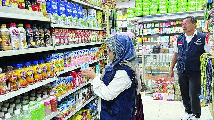 Petugas BPOM Aceh melakukan inspeksi di salah satu distributor pangan di Aceh. Dalam temuan terbaru, delapan distributor diidentifikasi melanggar ketentuan operasional, dengan sejumlah produk yang tidak memenuhi standar keamanan dan izin edar. Langkah ini diambil untuk memastikan bahwa produk pangan yang beredar di masyarakat aman dan berkualitas, terutama menjelang perayaan Natal dan Tahun Baru.