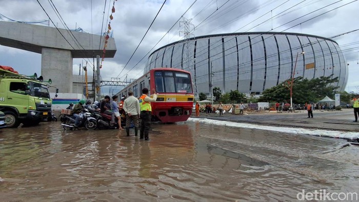 Banjir merendam JIS sekali lagi, sementara KRL tetap beroperasi di tengah kekacauan, menimbulkan pertanyaan besar tentang keselamatan dan tanggung jawab pihak berwenang!