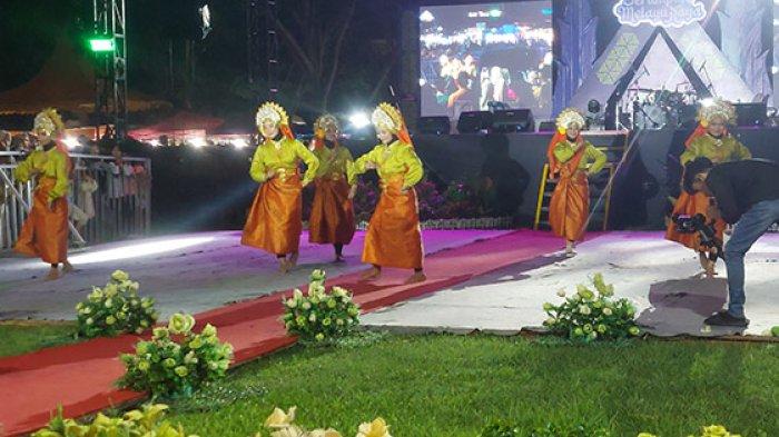 Dalam suasana malam yang penuh semangat, ribuan warga Aceh Tamiang memadati arena Festival Serumpun Melayu Raya. Dengan aneka pertunjukan budaya yang memikat dan suasana yang meriah, festival ini menjadi magnet bagi masyarakat untuk berkumpul, merayakan, dan menikmati kekayaan budaya Melayu. Sorotan lampu panggung dan suara riuh penonton menciptakan atmosfer yang tak terlupakan, menjadikan malam ini sebagai momen bersejarah bagi komunitas Aceh Tamiang.