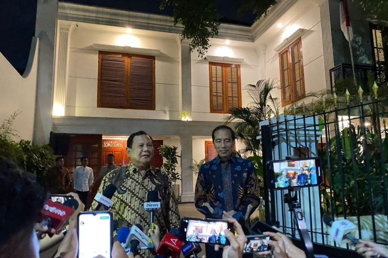 Dalam suasana penuh ketegangan, Prabowo dan Jokowi terlihat serius dalam pertemuan di Kertanegara. Penuh tanda tanya, gambar ini menangkap momen penting di mana dua tokoh besar bangsa berkumpul untuk membahas isu-isu krusial yang dapat mengubah arah politik Indonesia. Apa agenda tersembunyi di balik pertemuan ini? Kertanegara menjadi saksi bisu dari diskusi yang mungkin akan menentukan masa depan politik tanah air!