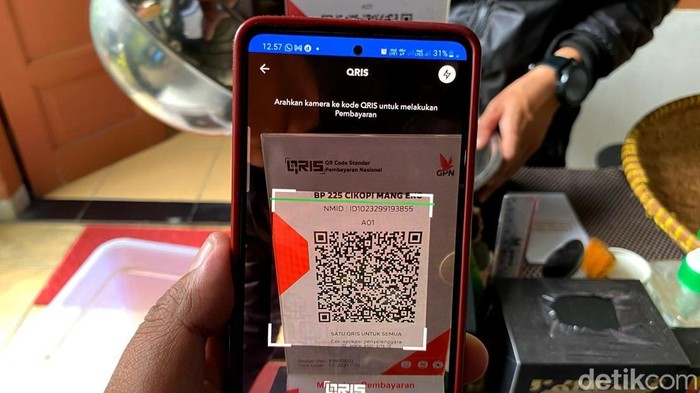 Masyarakat perlu memahami bahwa penggunaan QRIS kini dikenakan PPN 12%, sebuah kebijakan yang memicu berbagai reaksi dari Ditjen Pajak dan pengguna layanan.