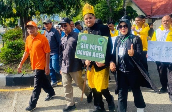 Dalam rangka memperingati Hari Disabilitas Internasional 2024, Dinsos Aceh menggelar Long March yang diikuti oleh berbagai kalangan masyarakat. Peserta berjalan bersama sambil membawa spanduk dan poster yang menyoroti pentingnya kesadaran akan hak-hak penyandang disabilitas. Di tengah suasana yang penuh semangat, pertunjukan seni lokal turut memeriahkan acara, menampilkan bakat-bakat luar biasa dari penyandang disabilitas. Kegiatan ini tidak hanya menjadi ajang perayaan, tetapi juga sebagai seruan untuk lebih memperhatikan dan menghargai keberagaman dalam masyarakat.