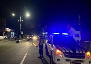 Patroli Blue Light yang digelar oleh Satlantas Polres Aceh Selatan menerangi jalanan malam dengan sinar biru yang mencolok, menunjukkan komitmen mereka dalam menjaga keamanan dan ketertiban di daerah. Dalam kegiatan ini, petugas bersiaga di berbagai titik strategis, memastikan keselamatan warga dan mencegah potensi kejahatan. Sinar biru yang terang menjadi simbol harapan dan perlindungan bagi masyarakat, menciptakan rasa aman saat beraktivitas di malam hari.